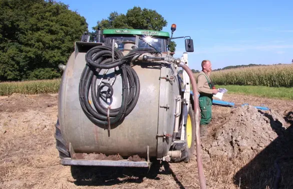 Schlepper mit Wasserfass zur Speisung der Spülgeräte
